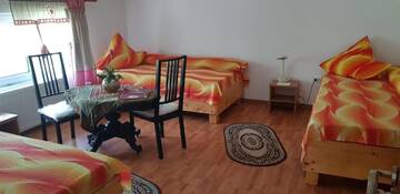 Фото номера Трехместный номер с собственной ванной комнатой Гостевой дом Perla Neagră Lotus Spa г. Câineni-Băi 23